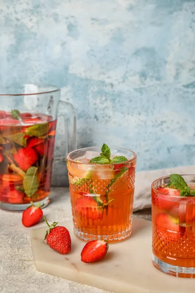 Glasses Strawberry Lemonade Table Grunge Background — Stock Photo, Image