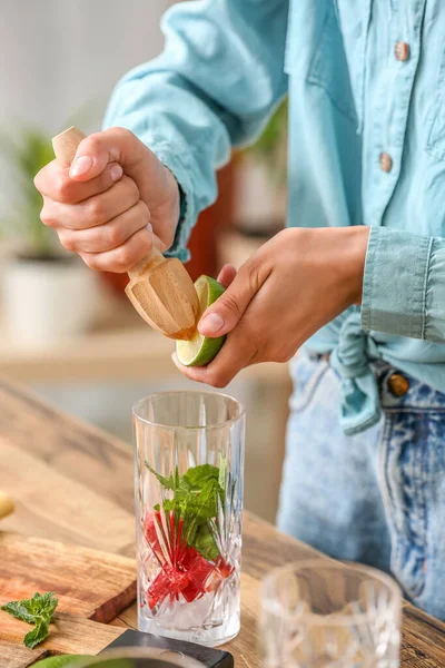 Woman Squeezing Lime Juice Strawberry Lemonade Kitchen — Foto de Stock