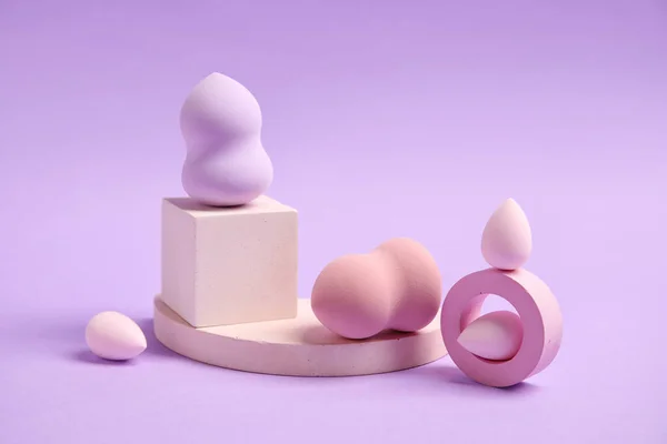 Макияж Губки Декором Фиолетовом Фоне — стоковое фото