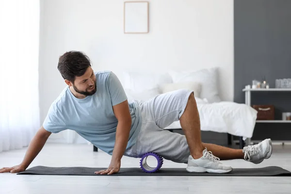 Young Man Training Foam Roller Bedroom — Stock Photo, Image