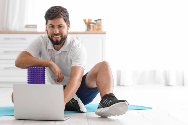 Young Man Foam Roller Using Laptop Kitchen — Stock Photo, Image
