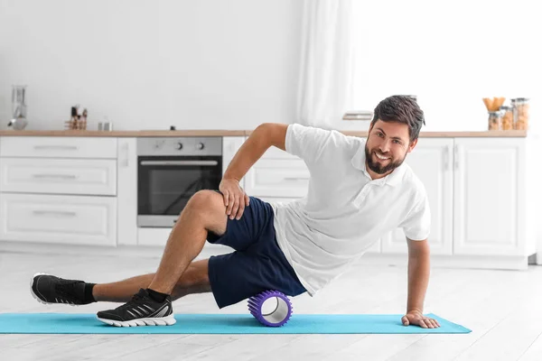 Young Man Training Foam Roller Kitchen — Stock Photo, Image
