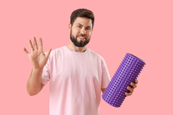 Young Man Foam Roller Waving Hand Pink Background — 스톡 사진