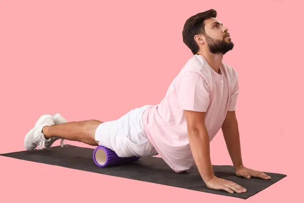 Young Man Training Foam Roller Pink Background — 图库照片