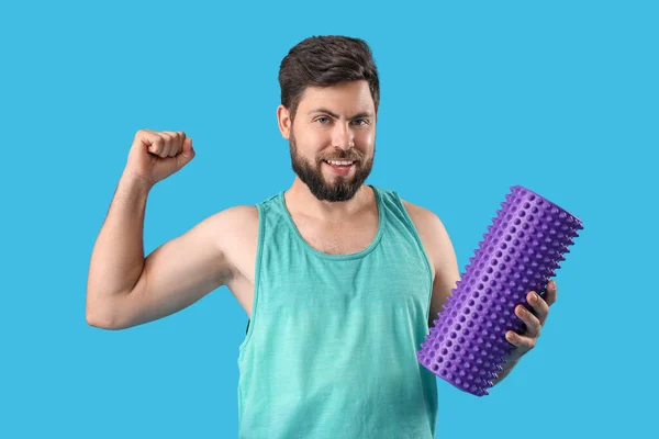 Strong Young Man Foam Roller Blue Background — 图库照片