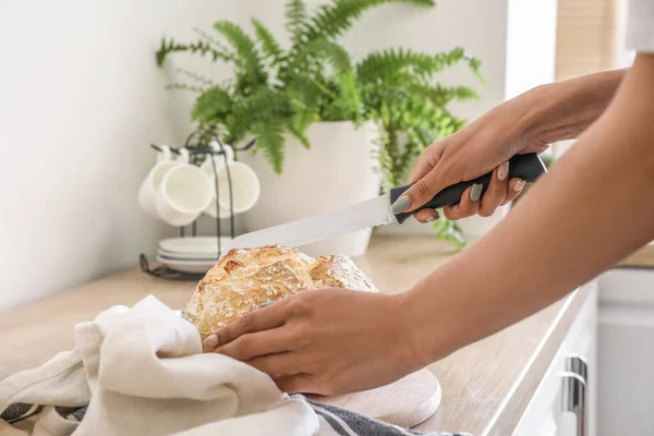 Woman Cutting Fresh Bread Counter Kitchen Closeup — Stock fotografie