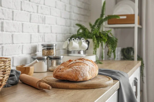 Board Loaf Fresh Bread Kitchen Counter White Brick Wall — Stock Photo, Image