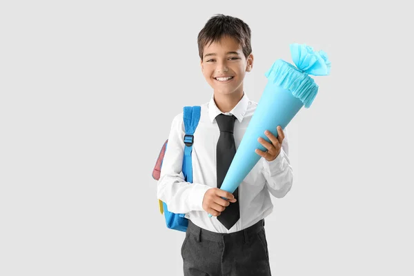 Маленький Хлопчик Синім Шкільним Конусом Світлому Фоні — стокове фото