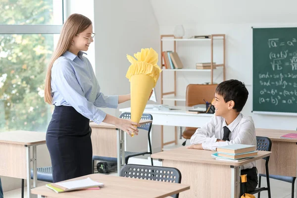 Teacher Greeting Little Boy School Cone Classroom — Stock Photo, Image