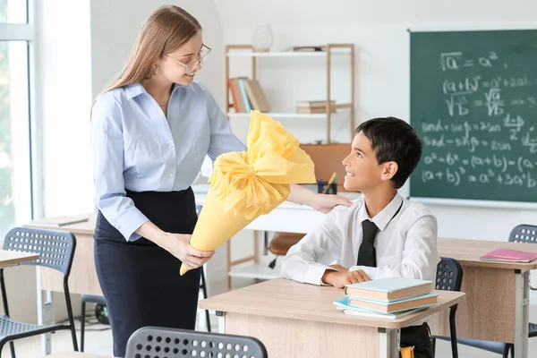 Teacher Greeting Little Boy School Cone Classroom — Stockfoto