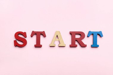 Word START on pink background