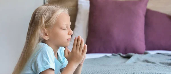 Μικρό Κορίτσι Προσεύχεται Στο Σπίτι — Φωτογραφία Αρχείου