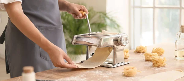 Γυναίκα Κάνοντας Ζυμαρικά Μηχανή Στην Κουζίνα — Φωτογραφία Αρχείου