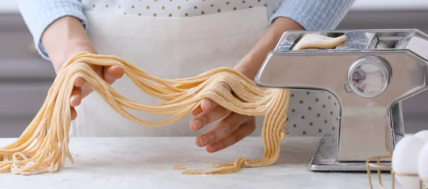 Woman Making Pasta Machine Kitchen Closeup — Foto Stock