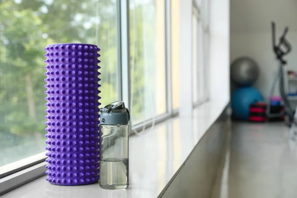 Foam Roller Bottle Water Windowsill Gym — ストック写真