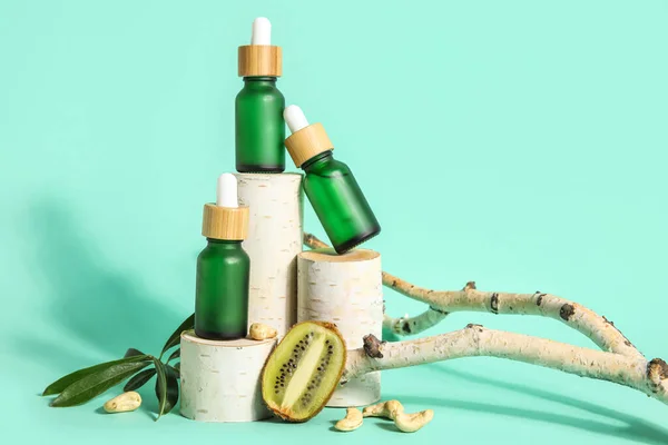 Composition Bottles Essential Oil Kiwi Wooden Stands Color Background — Fotografia de Stock