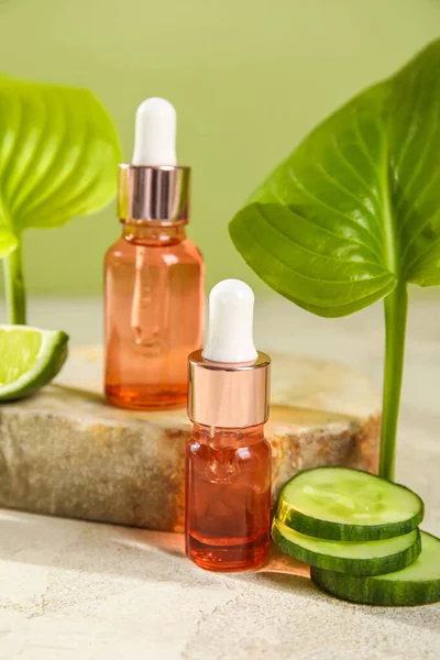 Bottles Essential Oil Cucumber Slices Table — Stockfoto