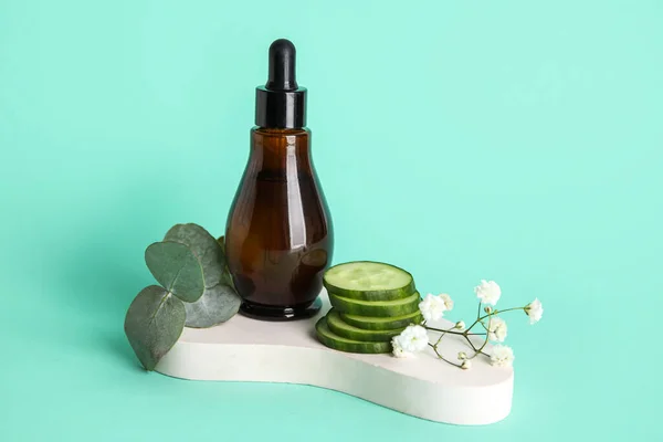 Plaster Stand Bottle Essential Oil Cucumber Slices Color Background — Stock Photo, Image