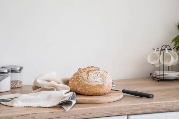 Cutting Board Fresh Bread Napkin Kitchen Counter Light Wall — Foto de Stock