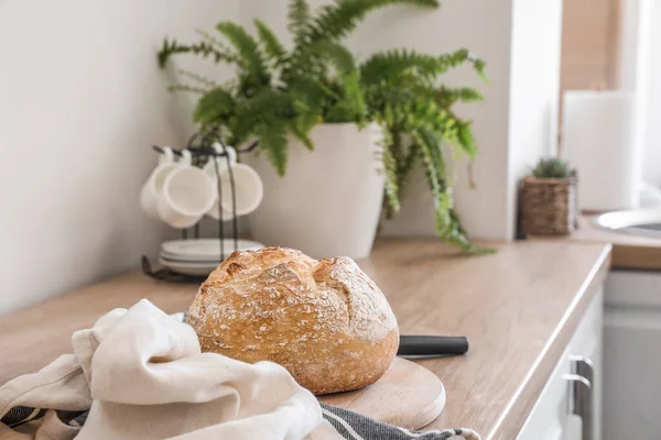 Cutting Board Fresh Bread Napkin Kitchen Counter Light Wall — Foto de Stock