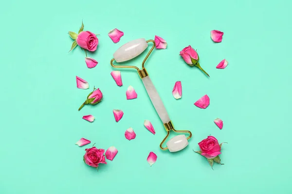 Facial Massage Tool Roses Petals Green Background — Stock Photo, Image