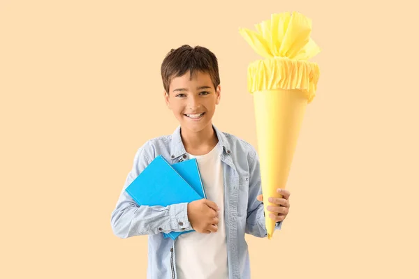 Маленький Хлопчик Жовтим Шкільним Конусом Книгами Бежевому Фоні — стокове фото