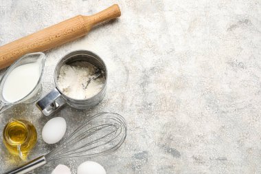 Işık arka plan üzerinde pişirme için malzemeler