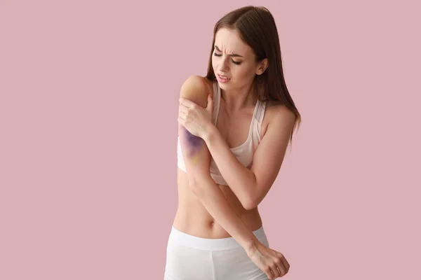 Sporty Young Woman Bruise Her Arm Pink Background — Stock fotografie