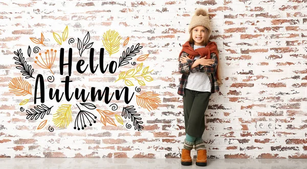 Μοντέρνο Κοριτσάκι Φθινοπωρινά Ρούχα Κοντά Τοίχο Από Τούβλα — Φωτογραφία Αρχείου