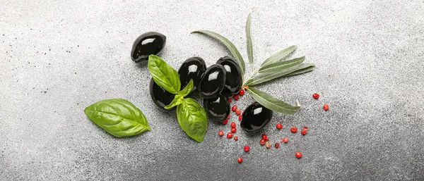 Tasty Black Olives Basil Spices Grey Background — Stock Photo, Image
