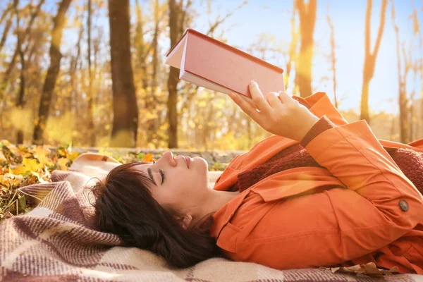 Pretty Woman Plaid Reading Book Autumn Park — Stock Fotó