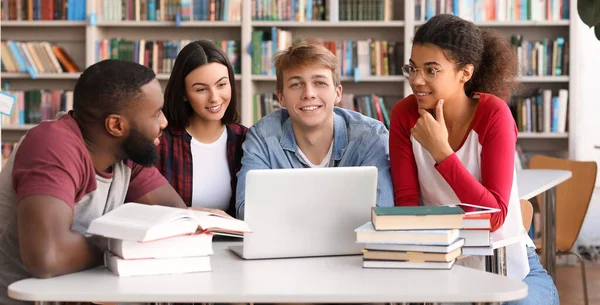 Jóvenes Estudiantes Preparándose Para Examen Biblioteca — Foto de Stock