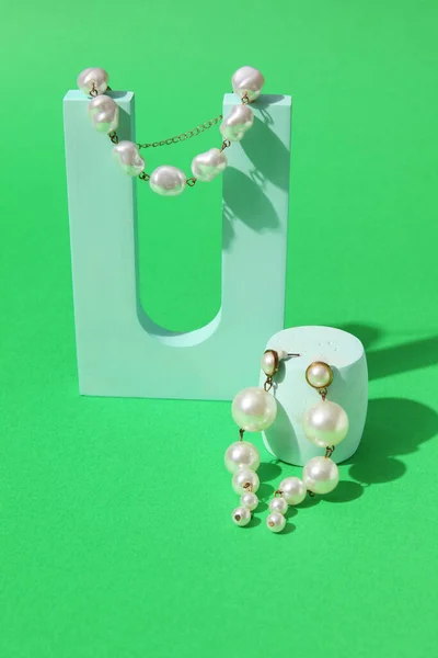 Showcase Pedestals Pearl Earrings Bracelet Green Background — Fotografia de Stock