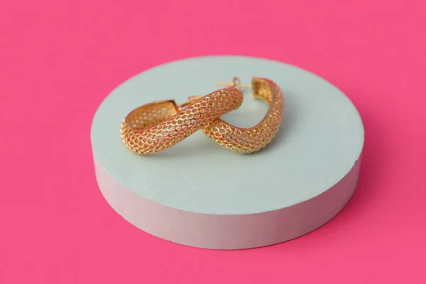 Showcase Pedestal Trendy Earrings Pink Background — Stock Photo, Image
