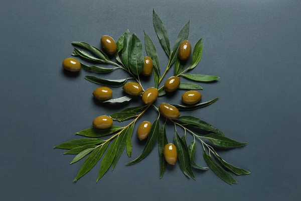 Green Olives Leaves Dark Background — Stock Photo, Image