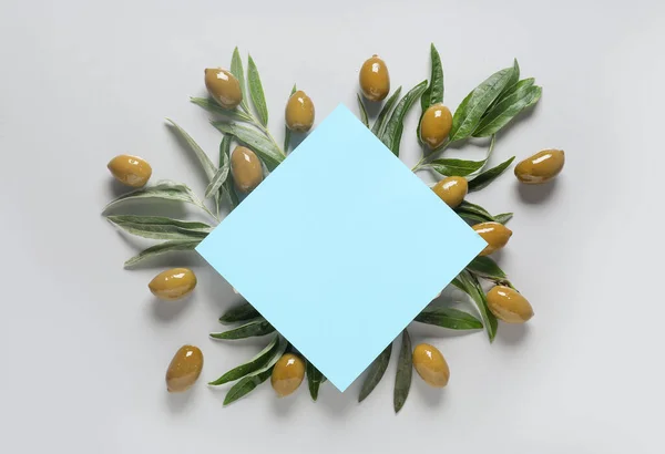 Composition Blank Card Green Olives Leaves Light Background — Stockfoto