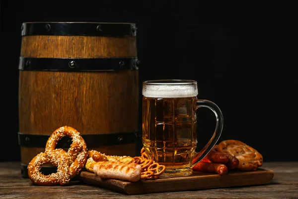 Board Mug Beer Food Barrel Table Dark Background Oktoberfest Celebration — Foto Stock