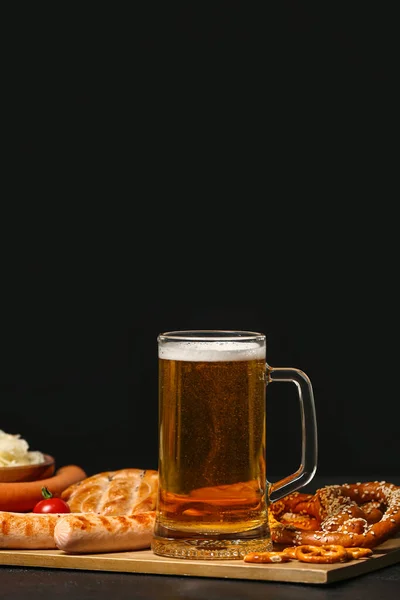 Board Mug Fresh Beer Food Table Dark Background Oktoberfest Celebration —  Fotos de Stock