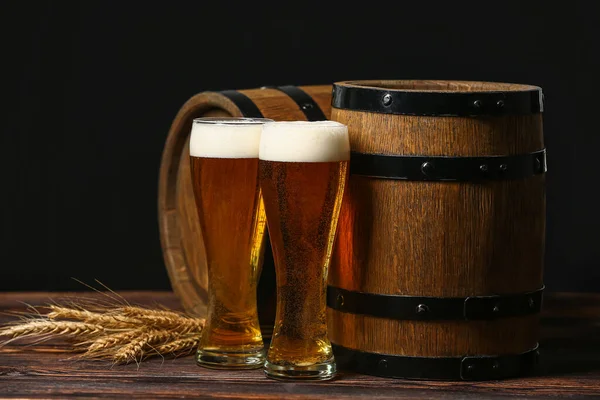 Glasses Fresh Beer Spikelets Barrels Table Dark Background Oktoberfest Celebration — Stock fotografie