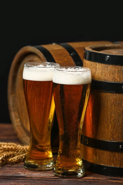 Glasses Fresh Beer Spikelets Barrels Table Dark Background Oktoberfest Celebration — Stockfoto