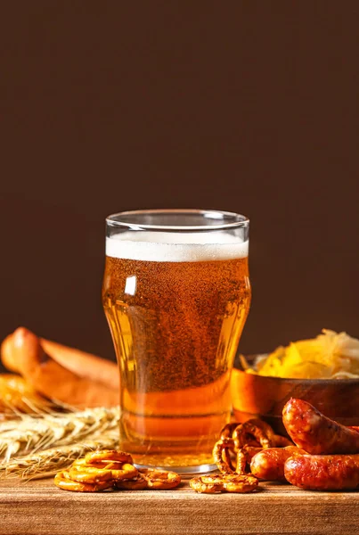 Board Mug Fresh Beer Food Table Dark Background Oktoberfest Celebration —  Fotos de Stock