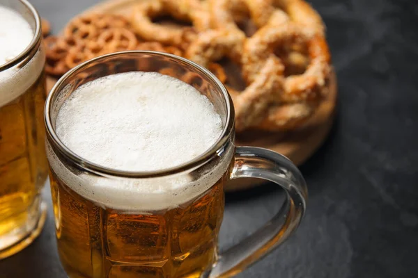 Mugs Fresh Beer Pretzels Dark Background Closeup Oktoberfest Celebration — Stockfoto