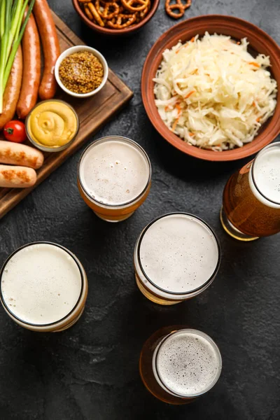 Mugs Fresh Beer Traditional Food Dark Background Oktoberfest Celebration — Stockfoto