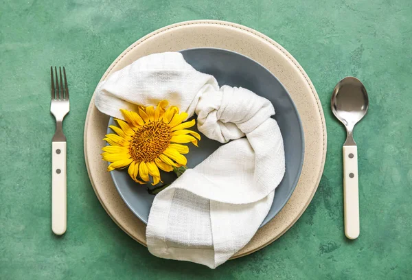 Table Setting Sunflower Plate Green Background — Stock Photo, Image