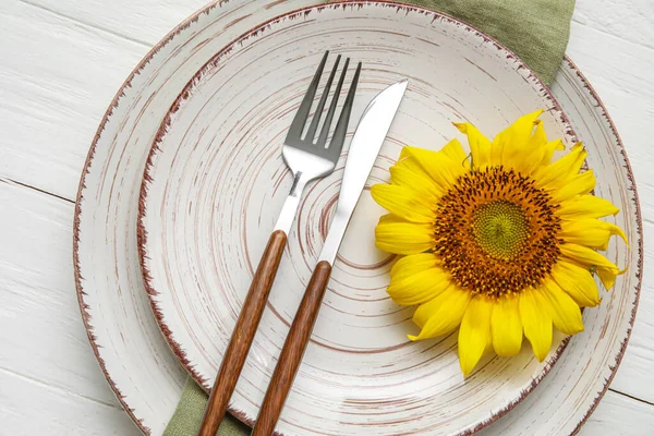 Simple Table Setting Cutlery Sunflower White Wooden Background Closeup — Stock Photo, Image