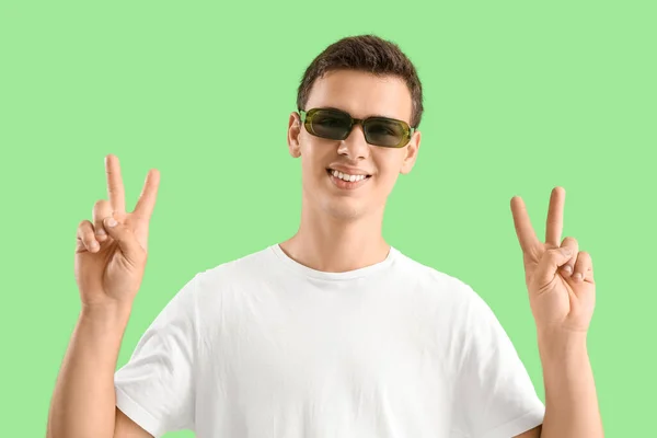 Teenage Boy Stylish Sunglasses Showing Victory Gesture Green Background — Stock Photo, Image