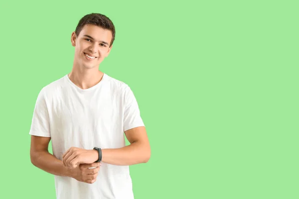 Teenage Boy Smartwatch Green Background — Stock Photo, Image