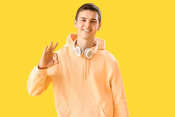 Teenage Boy Headphones Showing Yellow Background — Stock Photo, Image