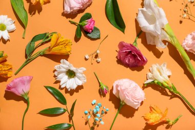 Turuncu arka planda güzel çiçekler