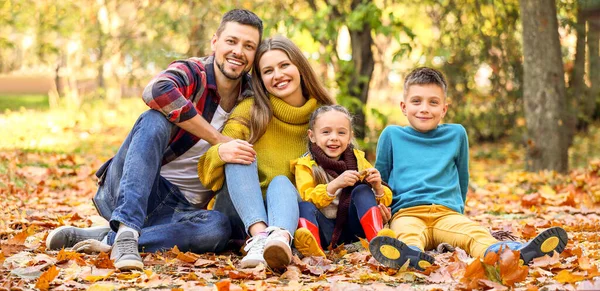 Happy Young Family Resting Autumn Park — Φωτογραφία Αρχείου